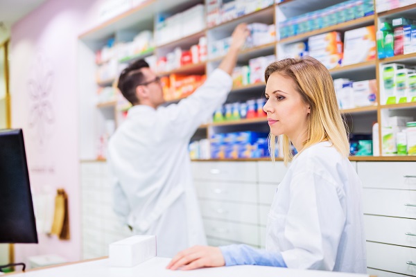 Farmacisti al lavoro in una farmacia ristrutturata