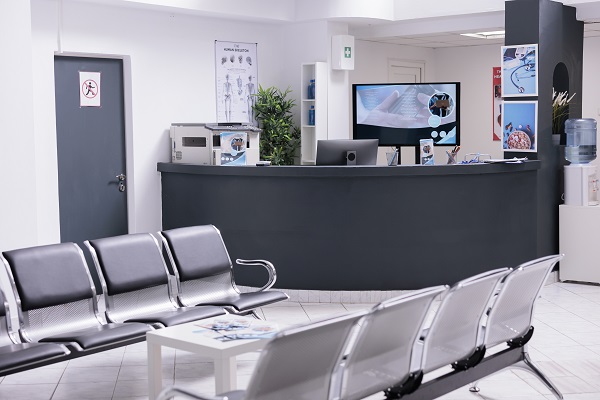 Sala d'attesa di un moderno studio medico.